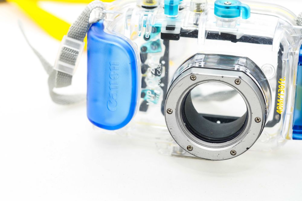 Canon IXUS 870 IS Digital Camera + Canon WP-DC26 Underwater Housing