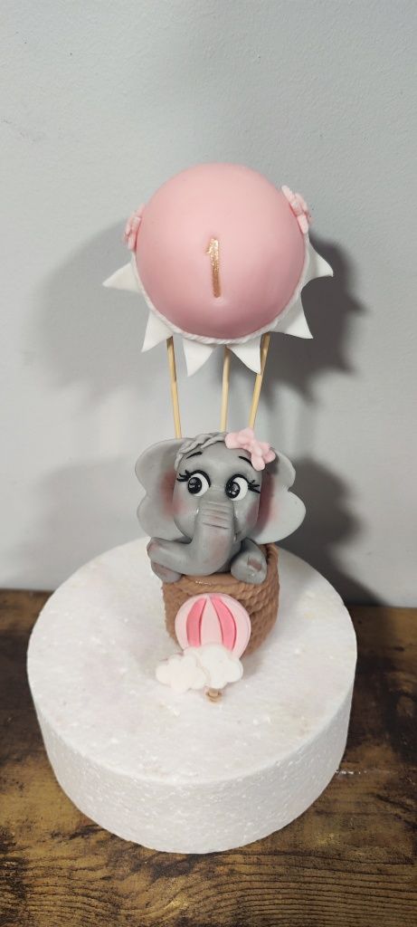 Słonik w balonie dekoracja z masy cukrowej na tort jadalna ozdo