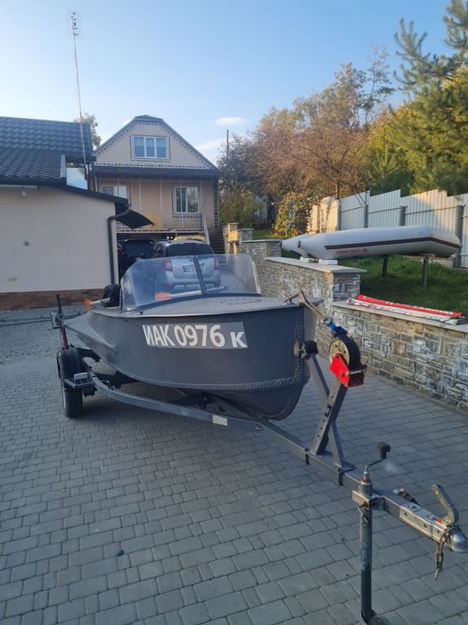 Лодка човен Южанка з мотором Меркурі і лафетом