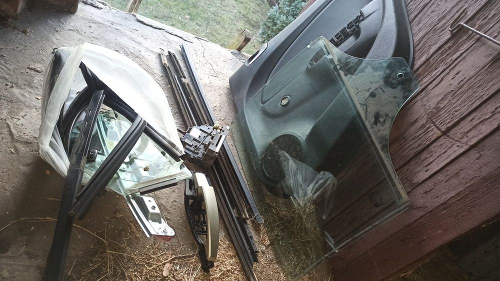 Części  samochodowe z Corsy D(z rozbiórki-całość)