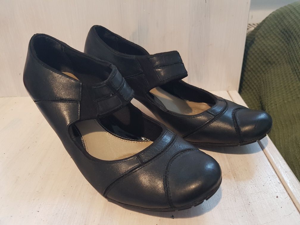 Skórzane buty na obcasie Clarks Softwear 360