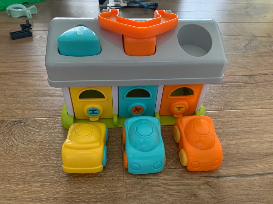 Garaż z autkami i kluczami, sorter B-kids
