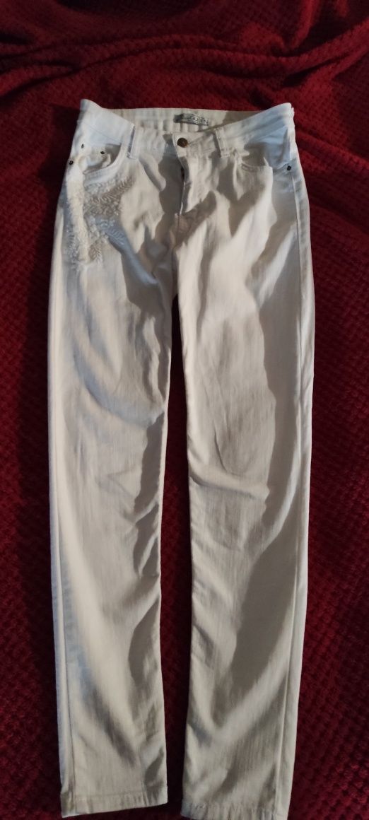 Продам НОВІ білі джинси , зі вишивкою