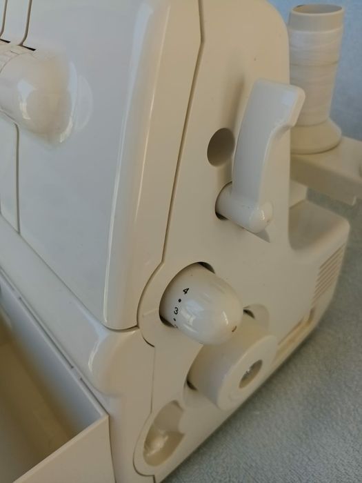 Máquina corte e costura, como nova
