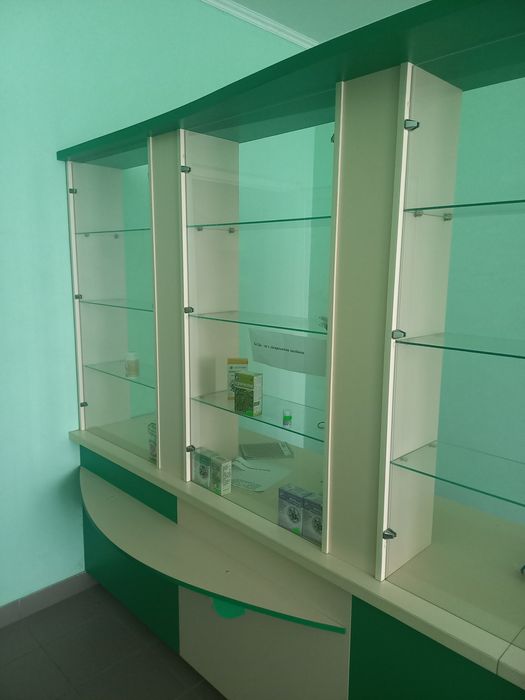 Меблі в аптеку в хорошому стані