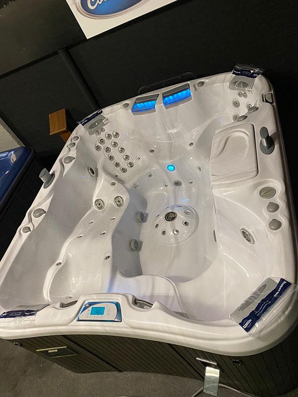 **Sundance Maxxus z serii 880 - Luksusowe Jacuzzi