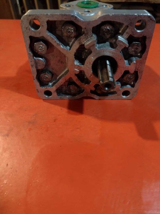 Pompa hydrauliczna podnośnika T25 Władymiriec