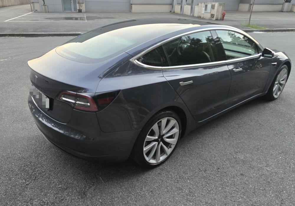 Tesla model 3 SR