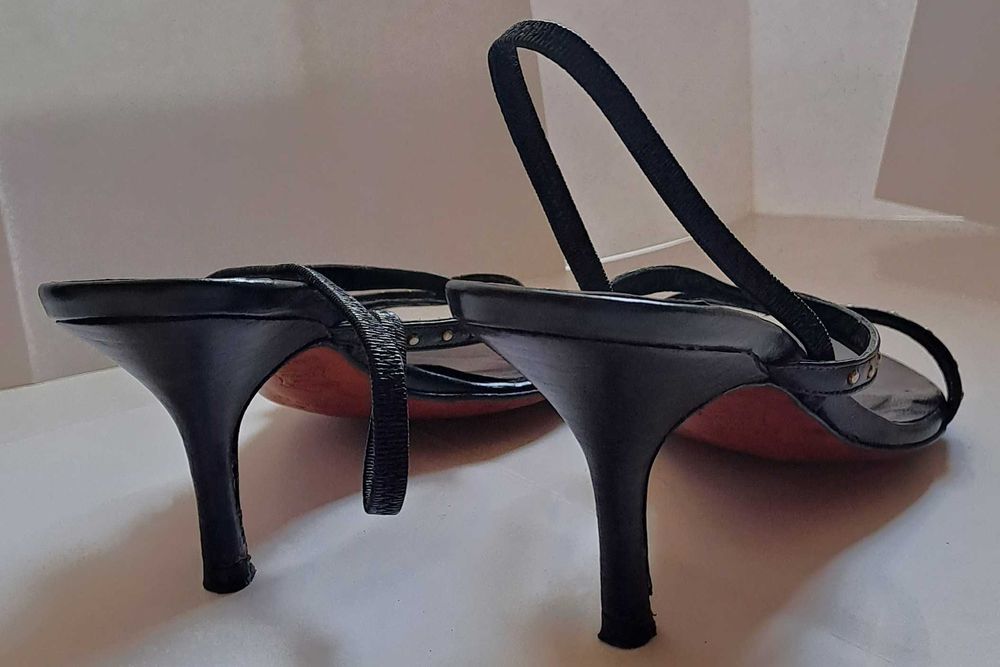 Sandálias em pele preta