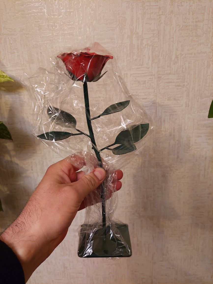 Róża cięta na podstawce z metalu prezent
