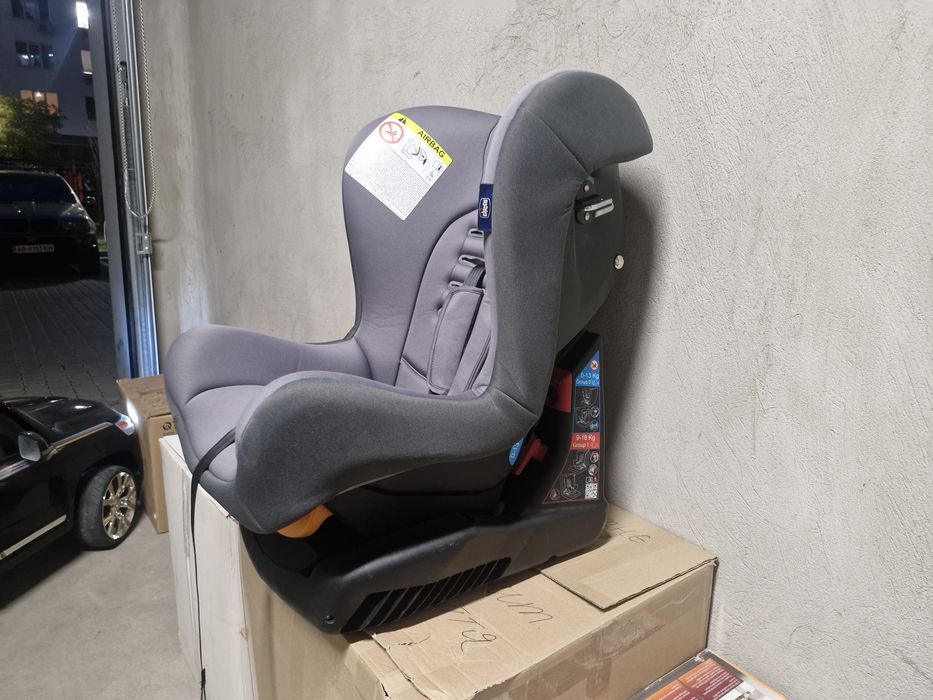 Автокрісло Чіко Chicco Cosmos від 0-13кг, 9-18кг в гарному стані