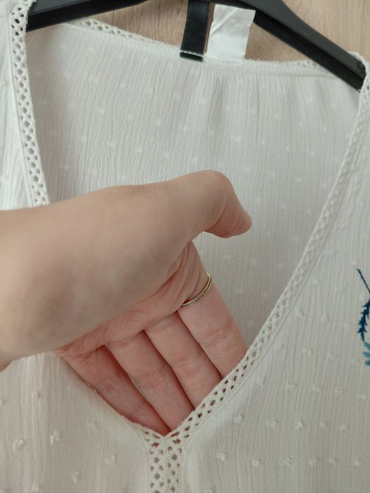 Biała bluzka damska w kwiaty z tkaniny plumeti h&m m