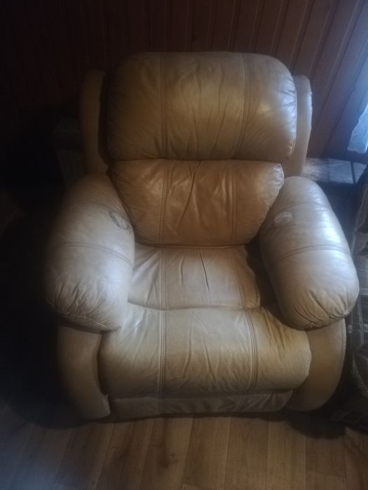 Fotel obrotowy skórzany  z wysuwanym podnóżkiem