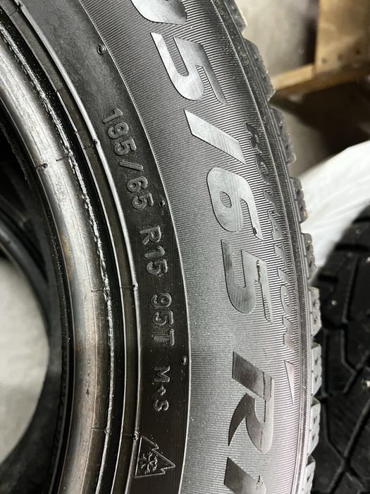 Продам зимові шиповані шини pirelli