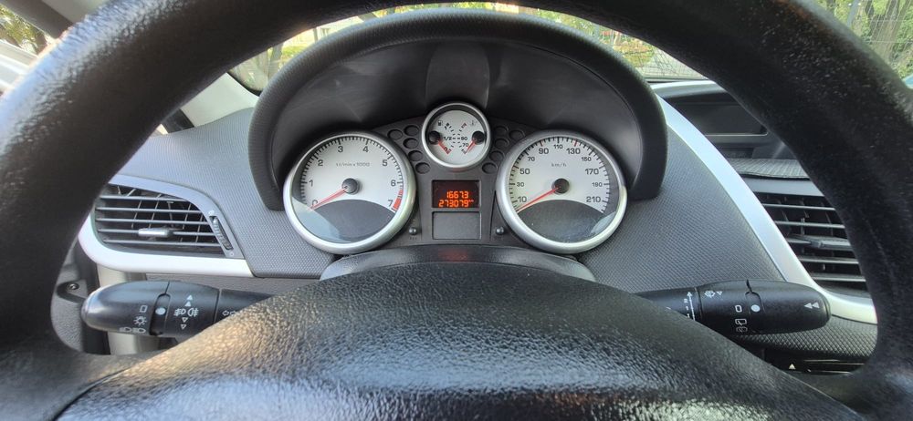 Peugeot 207 1.4 benzyna 75 kM-pelen serwis.