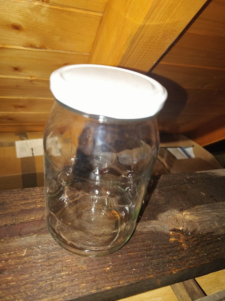 Słoiki 1 l z zakrętkami.