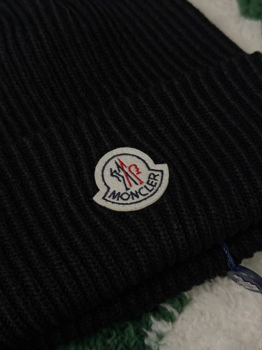 шапка Moncler.