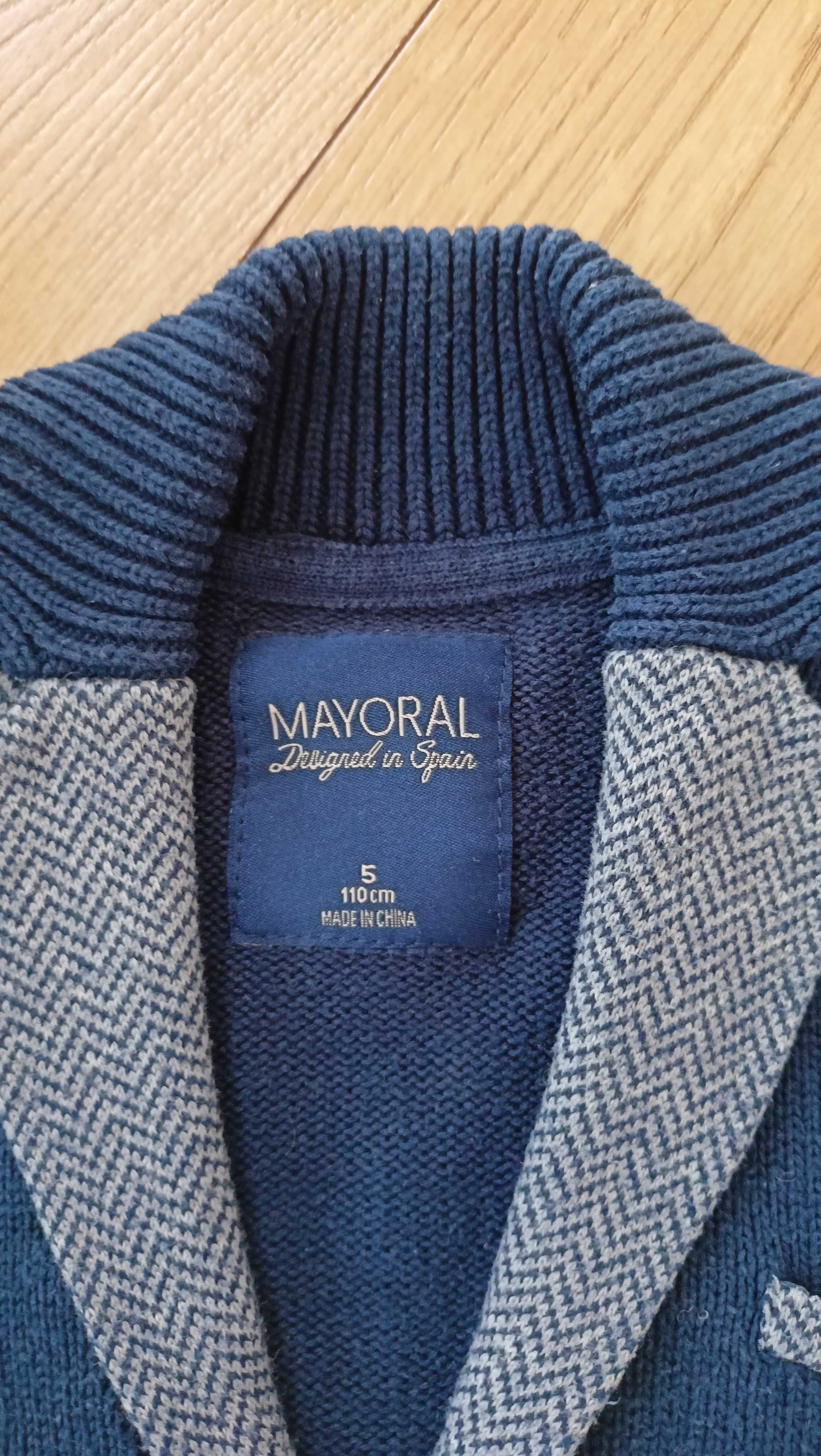 Sweterek firmy mayoral rozmiar 110 cm puls dwie koszulki polo