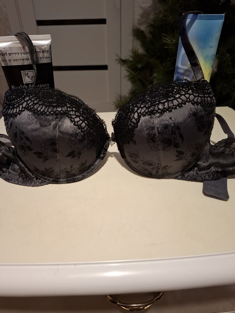 150 гр ,Фирма  Papillon   ,80 B,  чёрный бюстгальтер  очень  хорошего