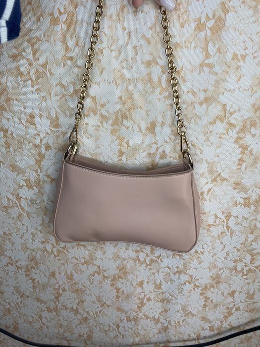 Розовая сумка на цепочке