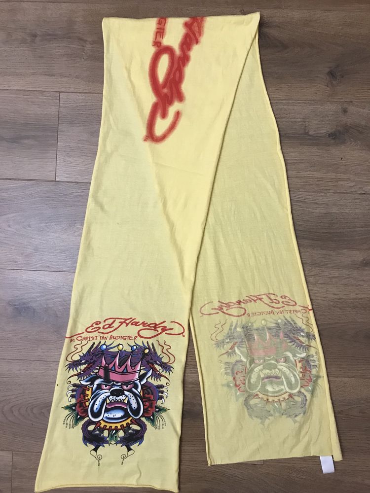Шарф от известного бренда Ed Hardy..