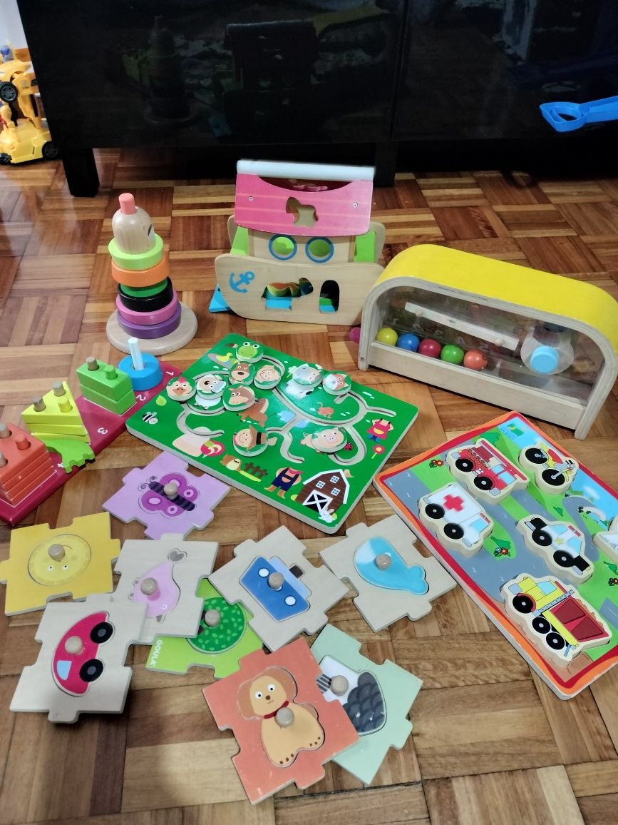 Brinquedos e puzzles de madeira