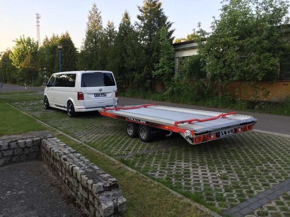 Przewóz osób, na lotniska, transport bus z lawetą lub przyczepą towar.