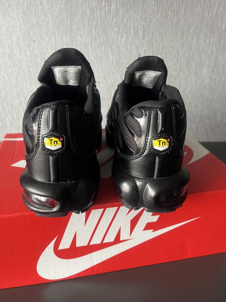 Кроссовки Nike Air Max Plus TN “Black/University Red 40,41,42,43