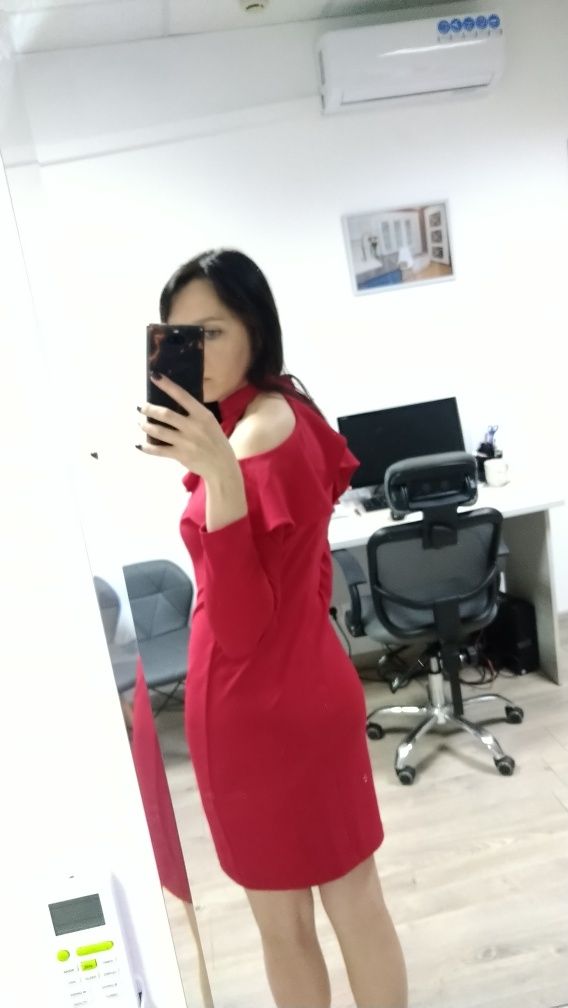 Красное красивое платье