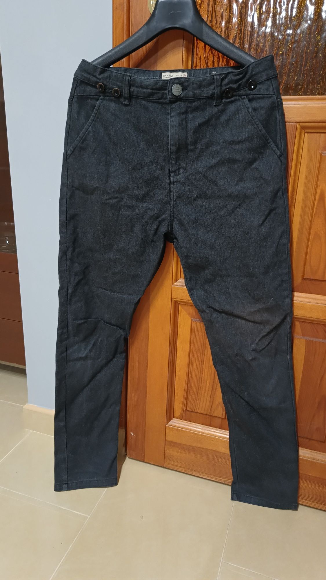 Chłopięce spodnie marki Zara na wzrost 152