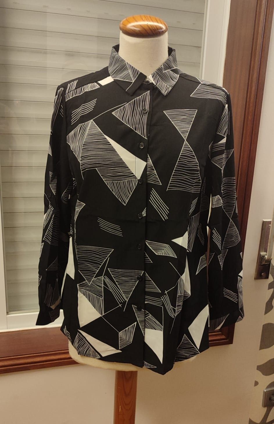 Camisas Cashew Flowr - Novas

- Branca (tamanho 40 e 48)
- Preta (tama