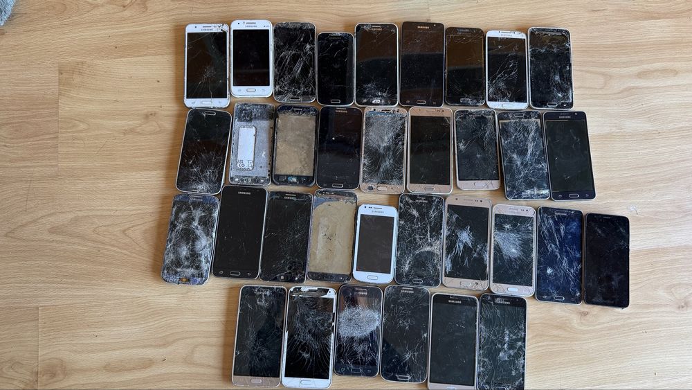 Lote de 34 telemoveis samsung avariados para peças.