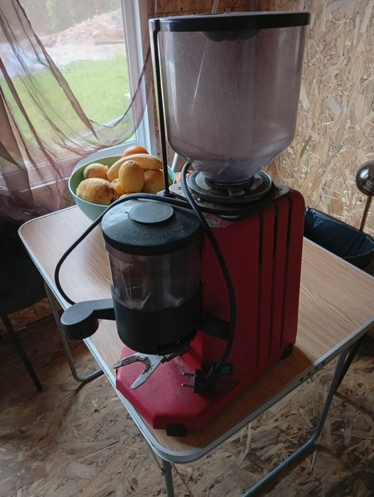 Moinho de café em bom funcionamento