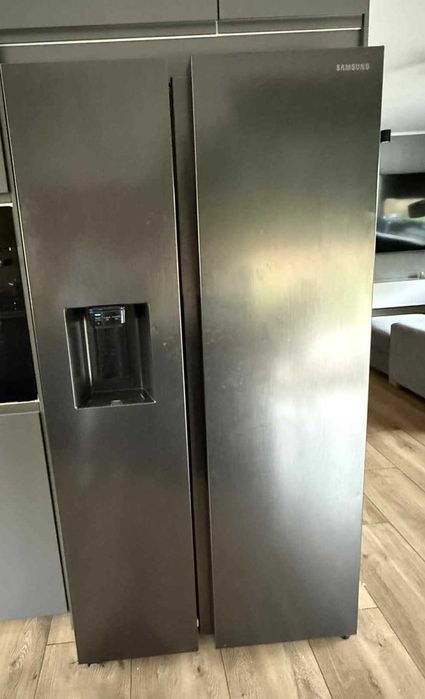 Lodówka SAMSUNG   178.4cm Czarna  stal Podajnik wody Kostkarka