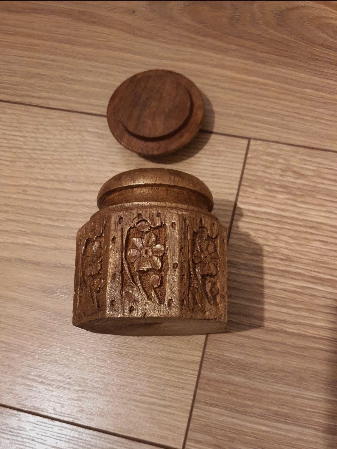 Pojemnik, szkatułka drewniana - rzeźbiona