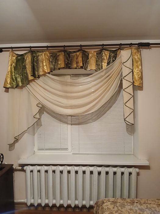 Ламбрикени на вікно