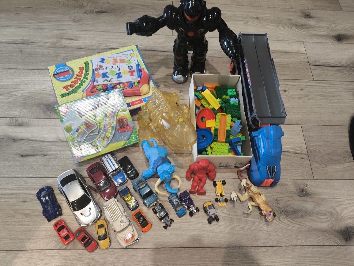 Zestaw zabawek robot, auta, gry, tablica magnetyczna