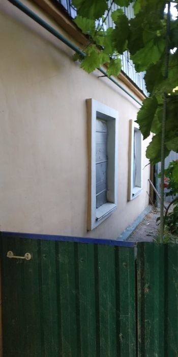 Продаю хату з постройками