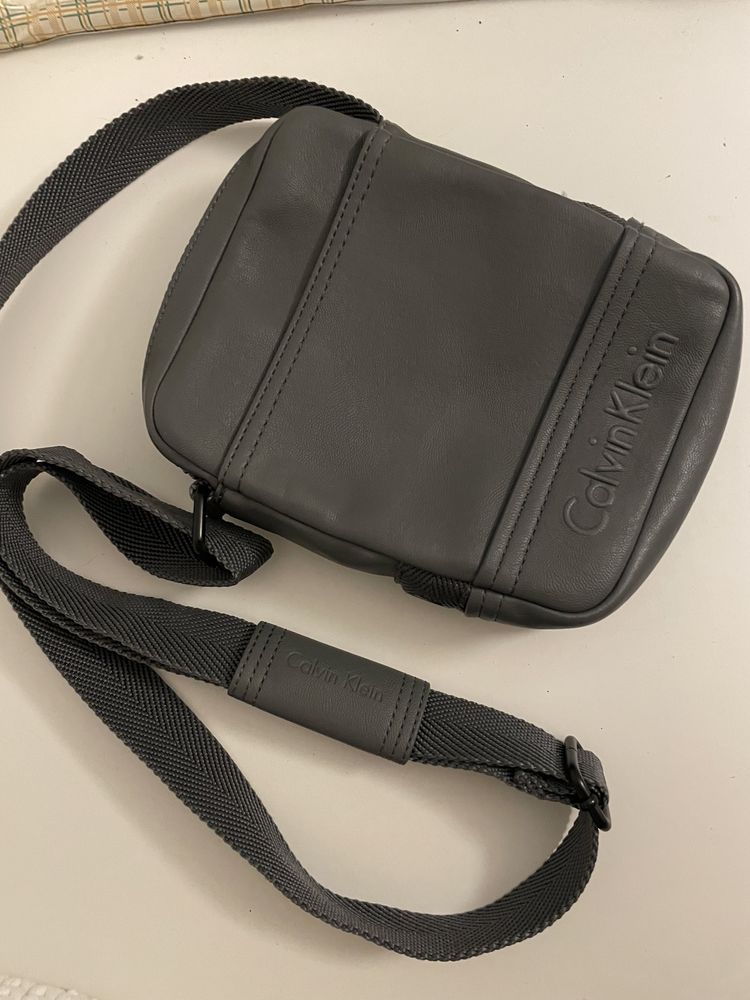 Bolsa calvin klein tiracolo