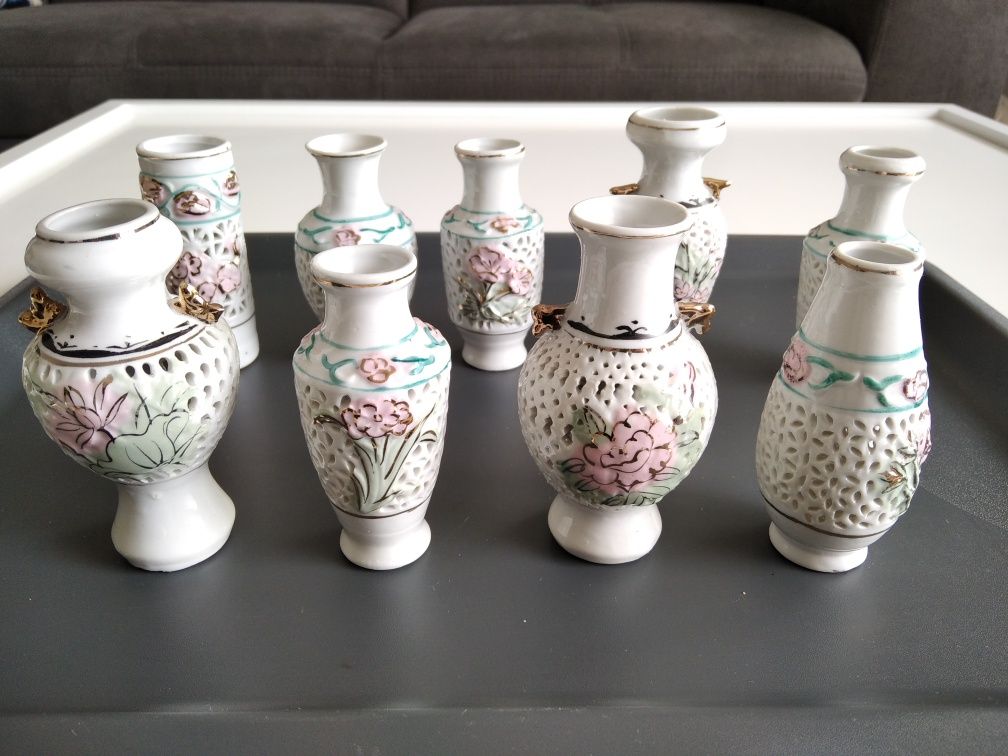 Elegancki zestaw porcelanowych wazoników