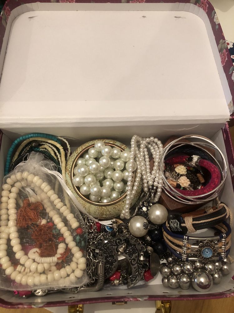 Caixa com bijuteria: pulseiras e fios