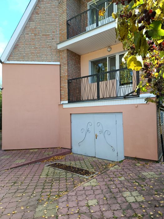 Здається в оренду будинок з сауною і гаражами