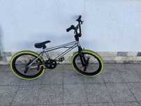 Bicicleta BMX  decathon verde e preta