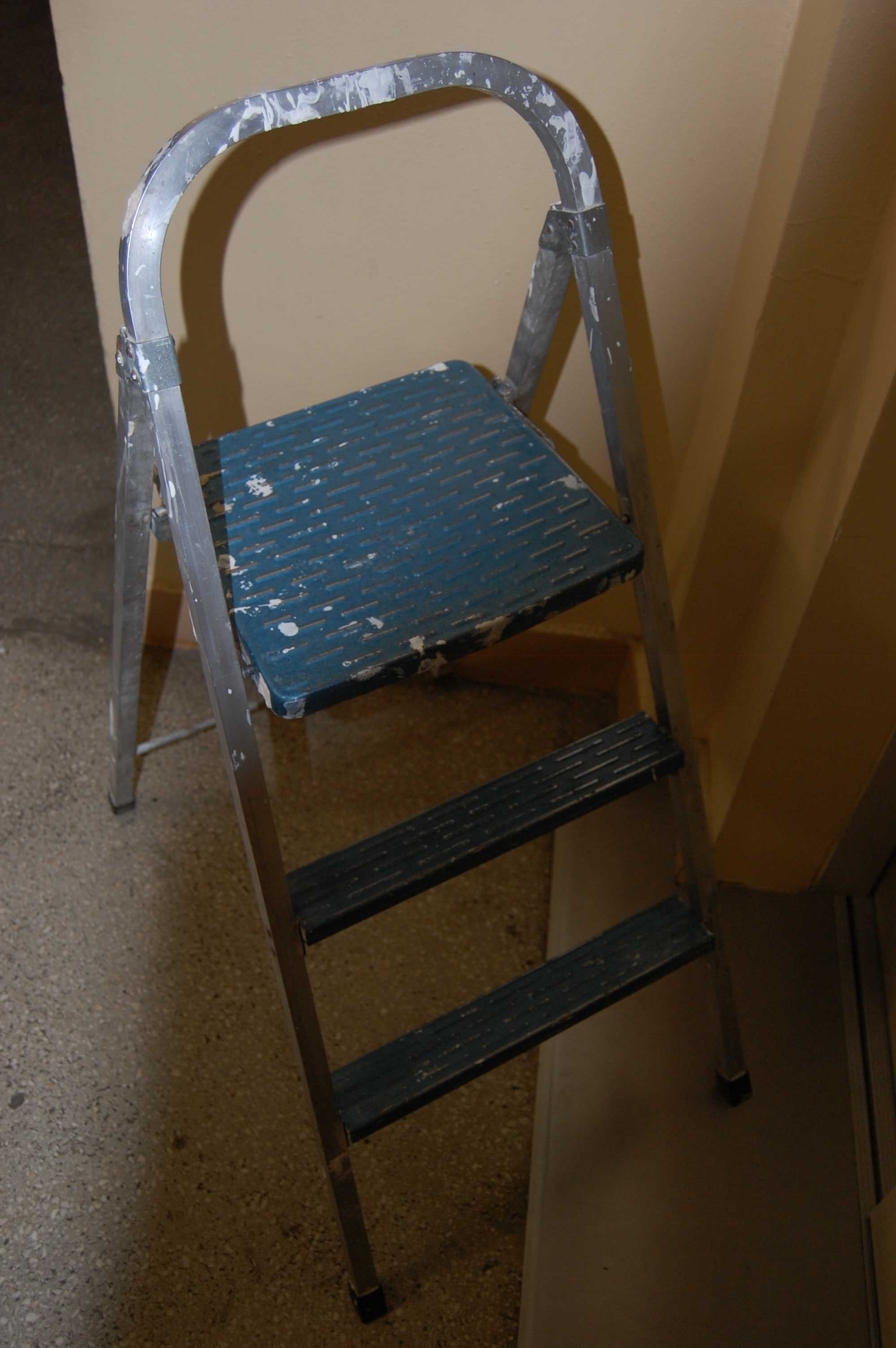 Drabina aluminiowa - 2 stopnie + podest - wys. 67 cm