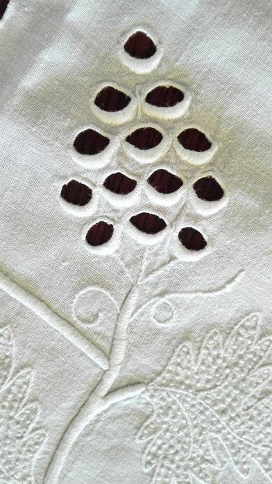 Toalha Artesanal com Bordados -  Nova - OPORTUNIDADE