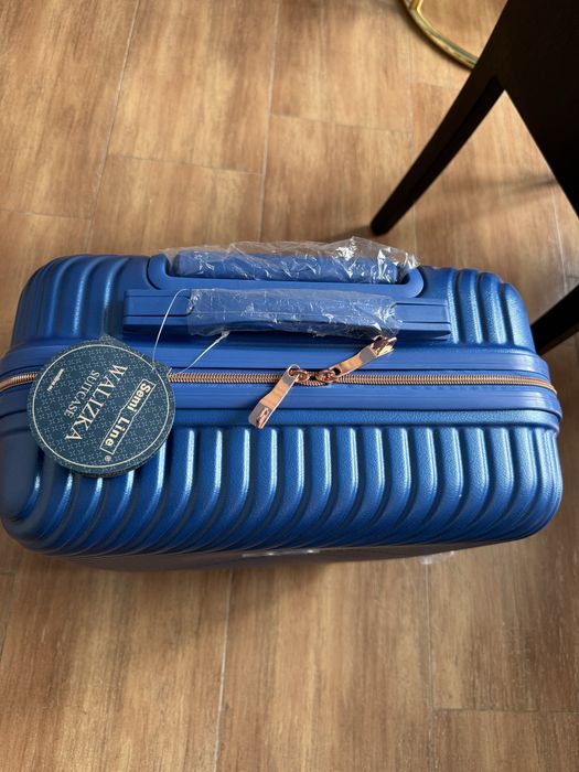 Продам чемодан фирменный