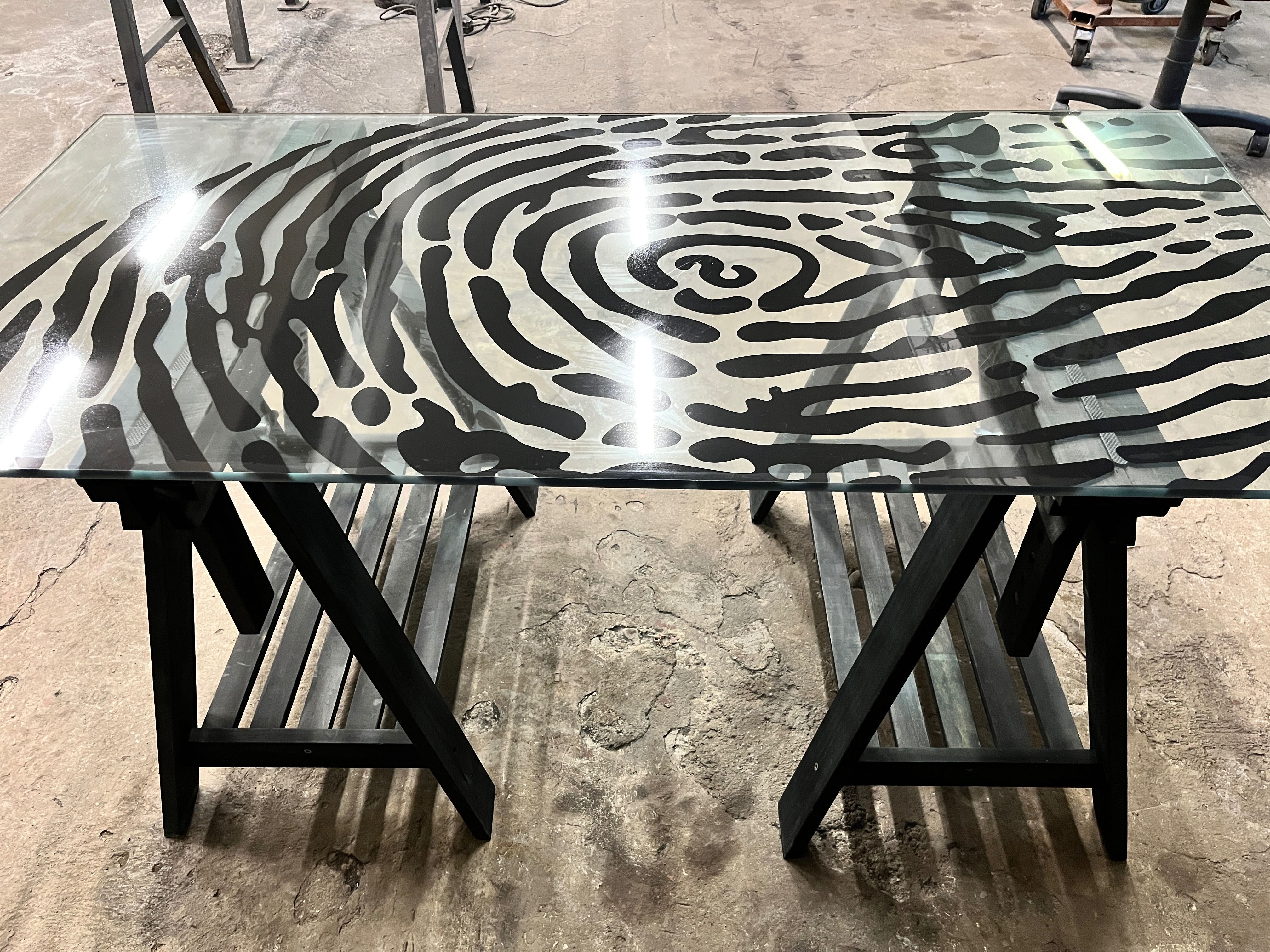 Designerskie biurko na kobyłkach z hartowanym szkłem