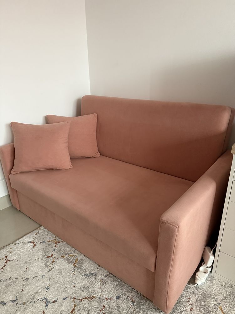 Różowa sofa z funkcją spania