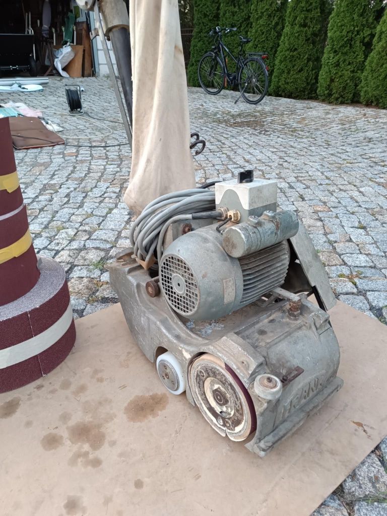 cyklinirka do parkietu wraz z dużym zapasem papieru ściernego