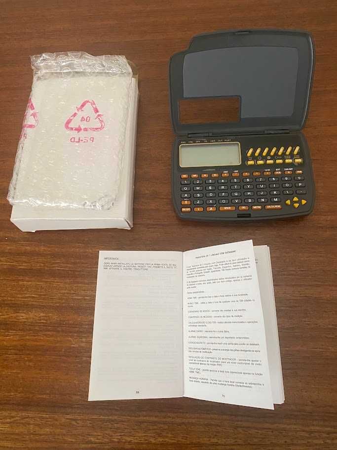 Calculadora e tradutora de bolso com databank